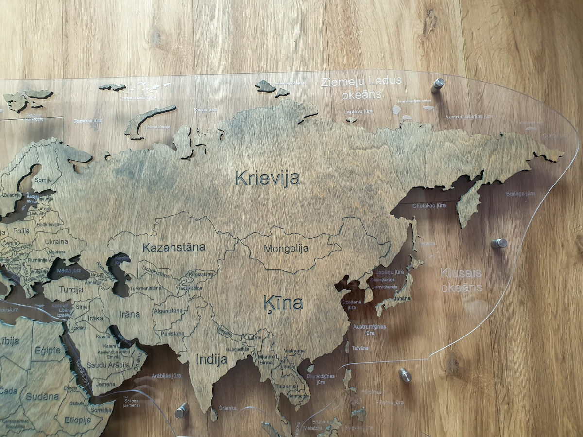 Pasaules koka karte uz organiskā stikla pamatnes